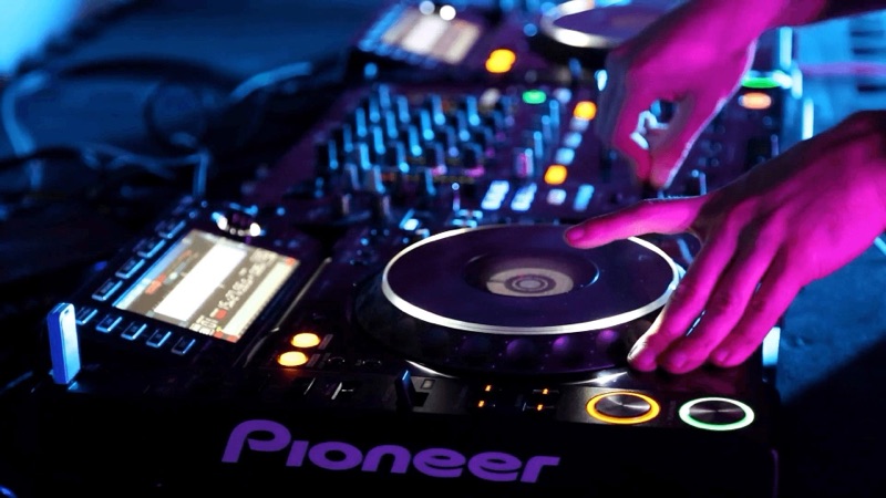 Platines et table de mixage DJ pendant une soirée