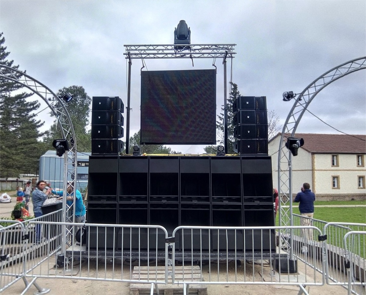 Système de sonorisation line array déployé pour un événement en plein air
