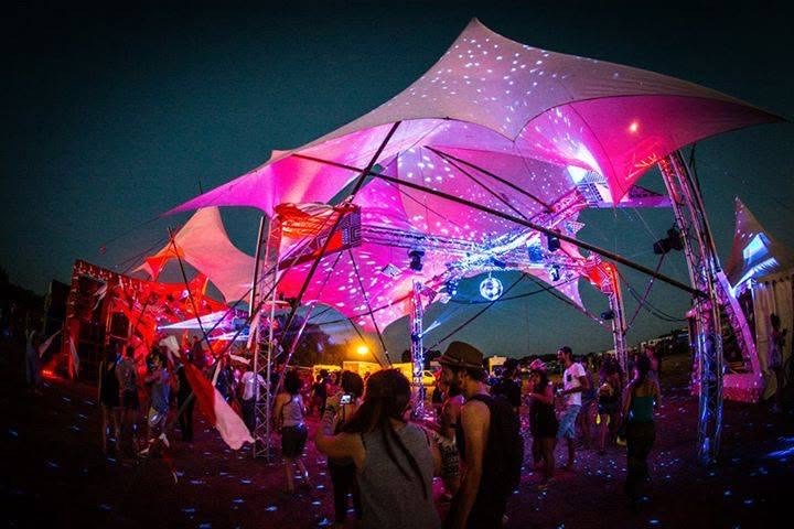 Scénographie lumineuse et toiles tendues éclairées lors d'un festival