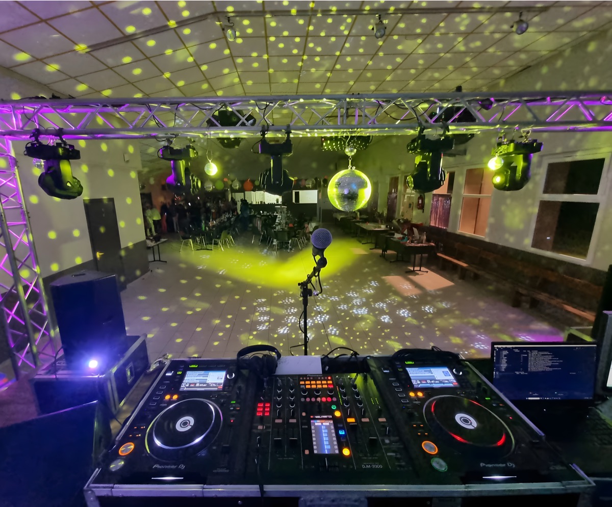 Salle de fête sonorisée et éclairée, boules à facettes et régie DJ