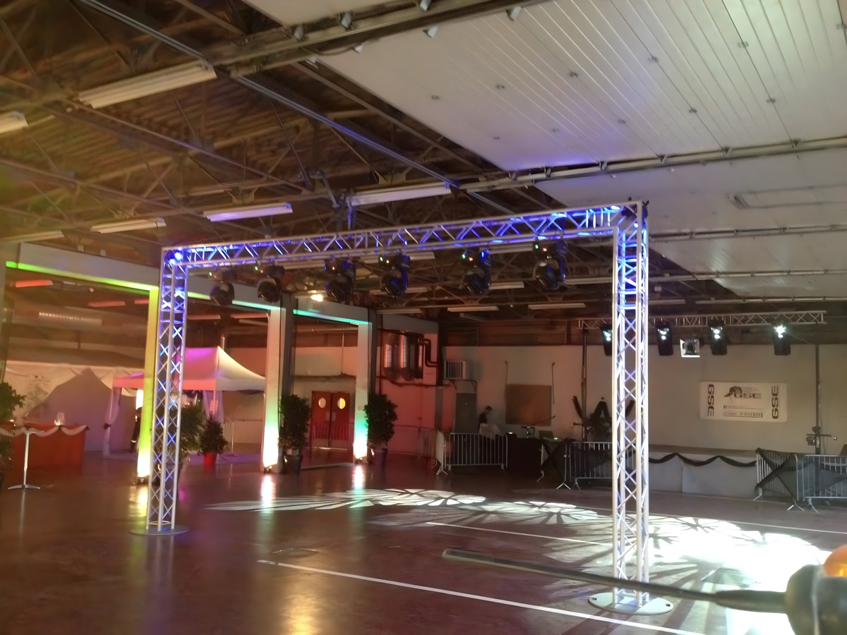 Grand hall équipé d'un portique de lyres pour une soirée d'entreprise