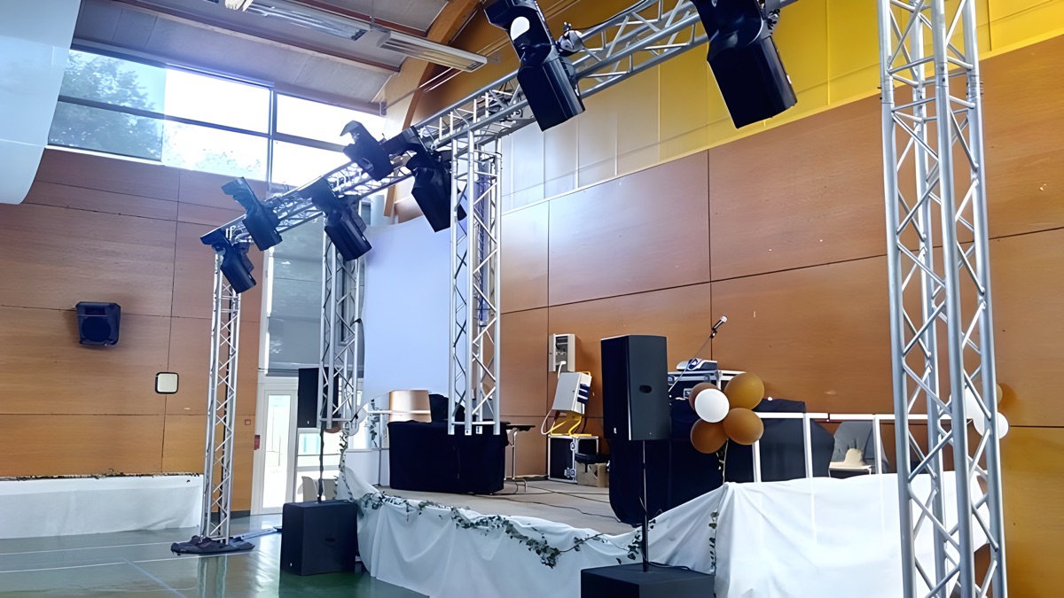 Salle décorée de ballons dorés et de lierre, sonorisée et éclairée pour un mariage